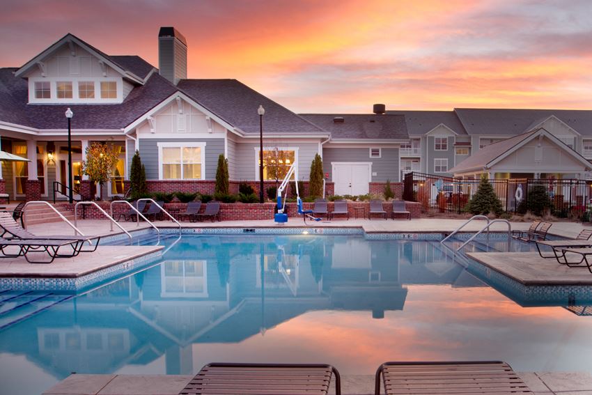 Big pool, Lawn chairs, clubhouse, and loungers. - Photo Gallery 1