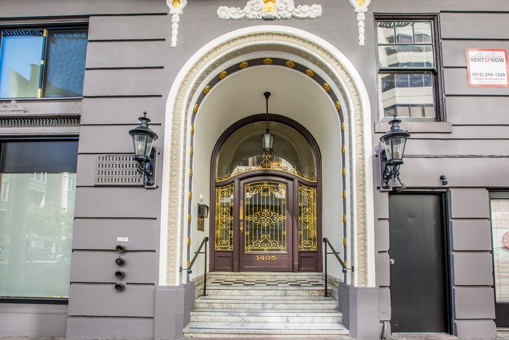 A building with a brown door and a sign that says "RENTS HOW".
