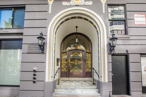 A building with a brown door and a sign that says "RENTS HOW".