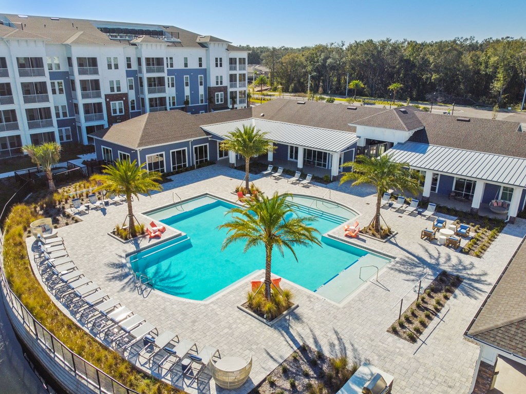 a swimming pool at the resort at longboat key club