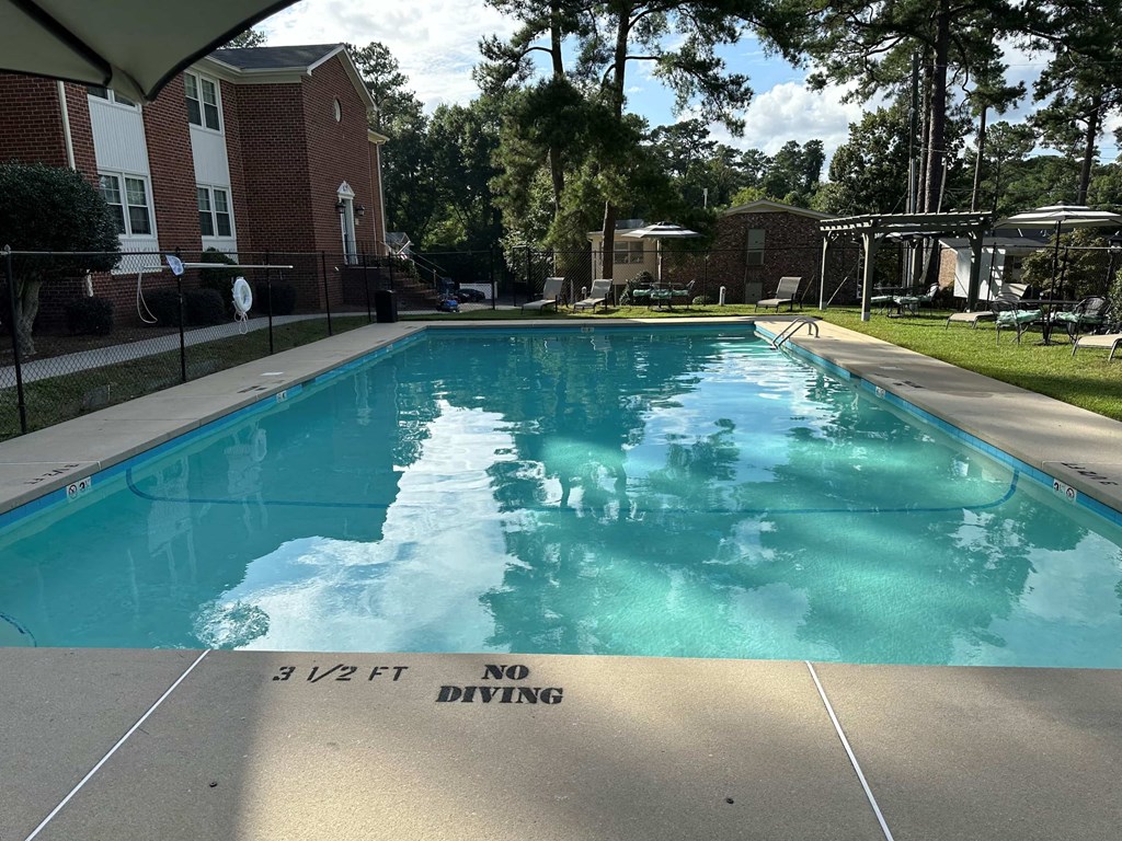 A pool with a 3 1/2 feet no diving sign.