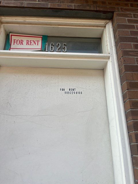 a for rent sign on the front of a building