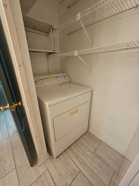 the laundry room is equipped with a washer and dryer