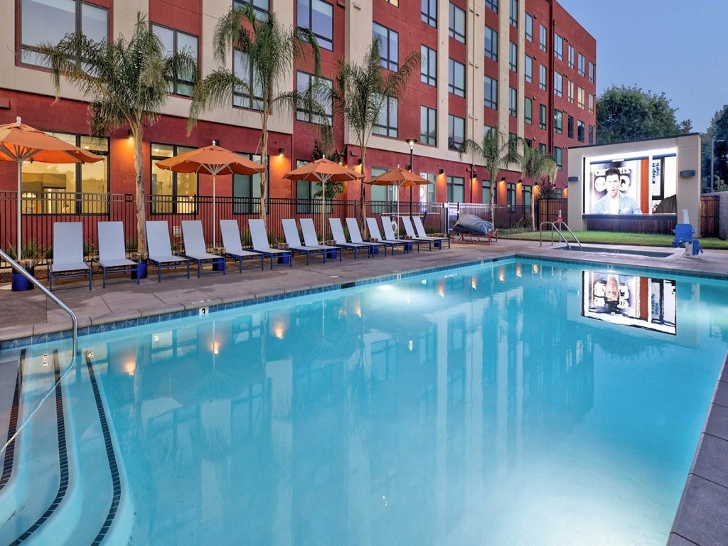 the pool at the courtyard center