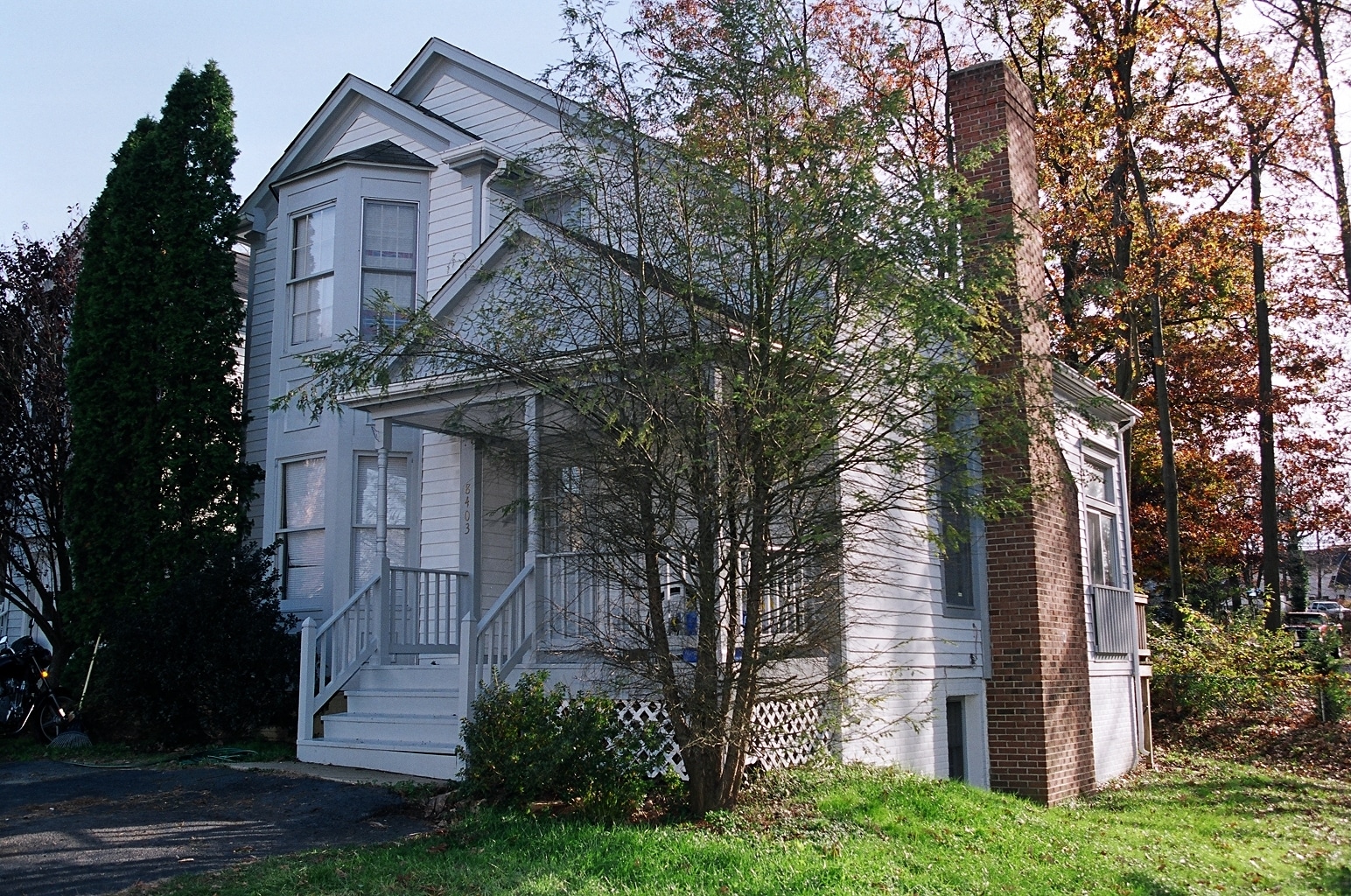 A house with a grey facade and a white door.
