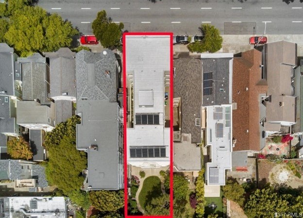 A red square highlights a white building with a red car parked in front.