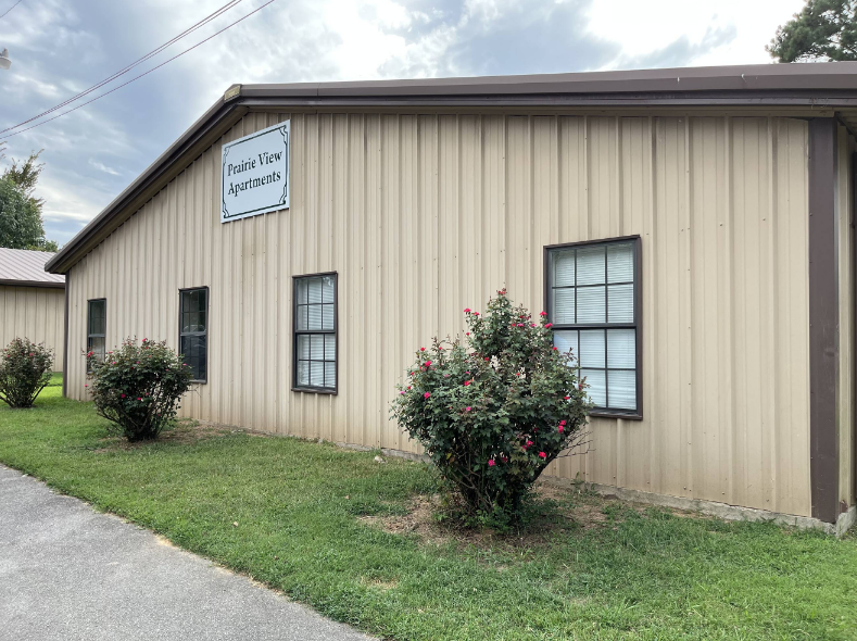 A building with a sign that says "Prairie View Apartments" on it.
