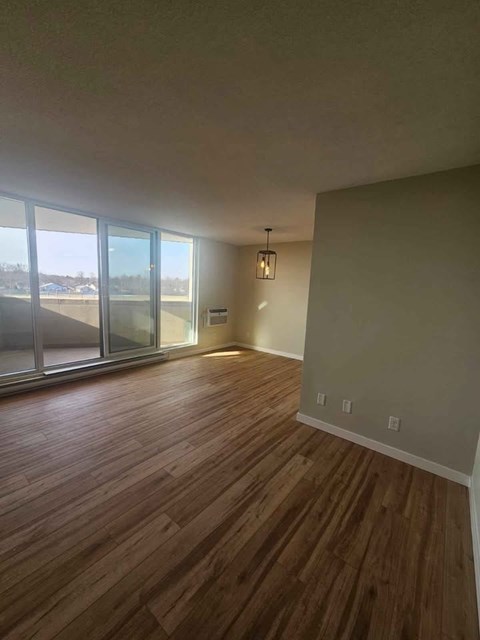 1612-1105 Jalna Blvd 2 Beds Apartment for Rent