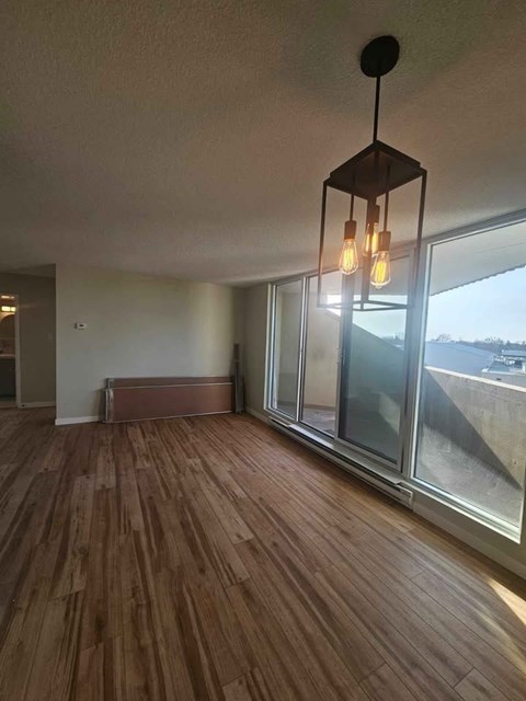 1612-1105 Jalna Blvd 2 Beds Apartment for Rent