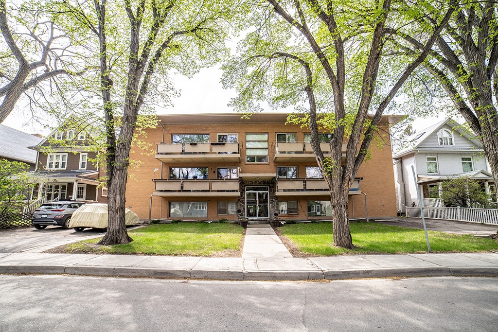 the view of an apartment building from the street