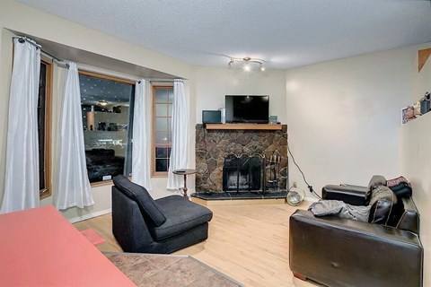 27 Macewan Dr NW 3 Beds Apartment for Rent