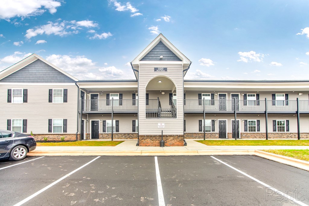 A large building with a car parked in front of it.