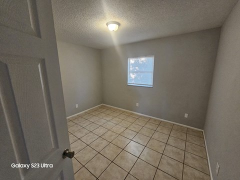 A room with a Galaxy S23 Ultra phone on the door.