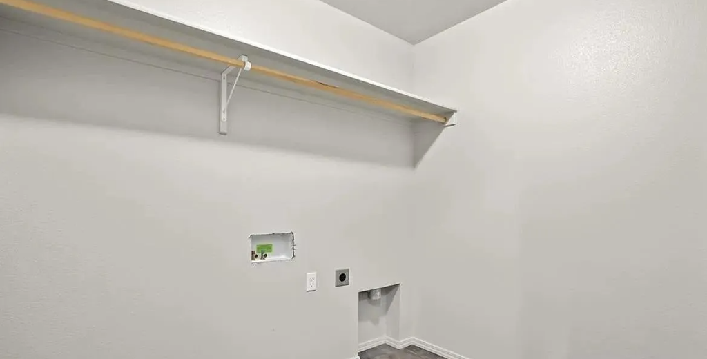 an empty room with a white wall and a fluorescent light