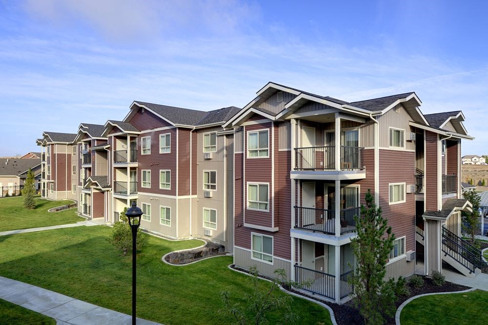 Pathways with grass to apt buildingsCopper Landing | Apts in Andrews Heights, WA 99001 