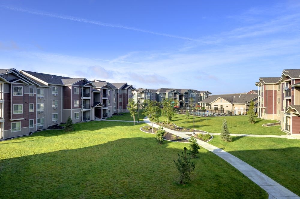 Pathway with grass to apt buildingsCopper Landing Apt Rentals | Andrews Heights, WA 99001