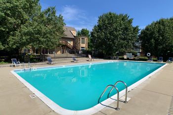 Front Pool View at Knobs Pointe Apartments, New Albany, IN