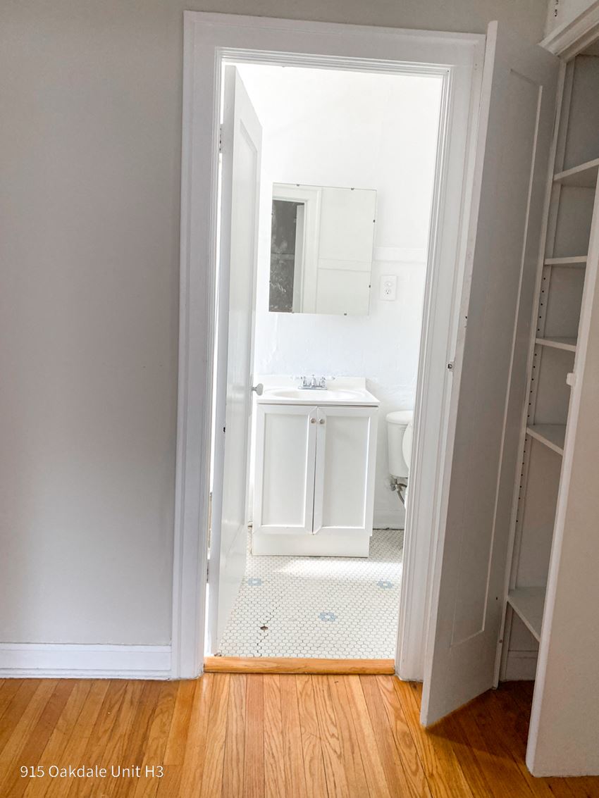 911 W. Oakdale Ave. Rentals Chicago, IL RentCafe