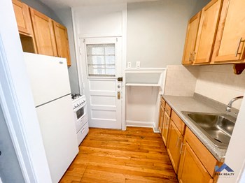 911 W. Oakdale Ave. Studio-1 Bed Apartment for Rent - Photo Gallery 2