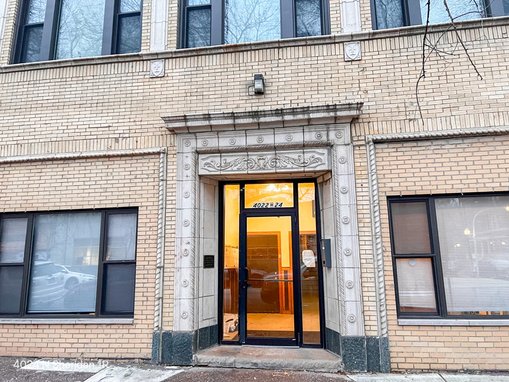 4022 Sheridan buena park chicago