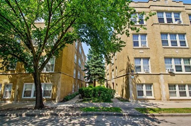 4128-34 W. Addison St. 2-3 Beds Apartment for Rent - Photo Gallery 1