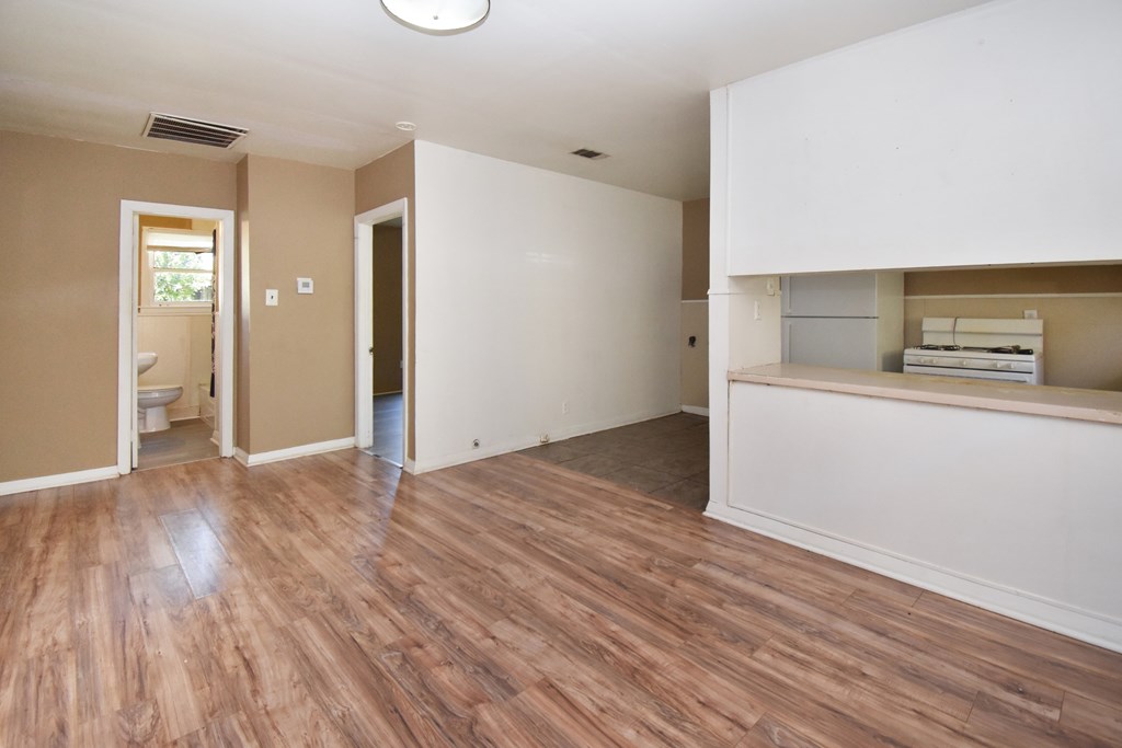 5920 R Cole Rd 2 Beds House for Rent - Photo Gallery 9