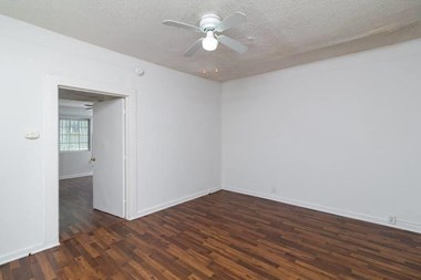 2601-11 S Orchard/1238 W Adams Studio-3 Beds Apartment for Rent Photo Gallery 2