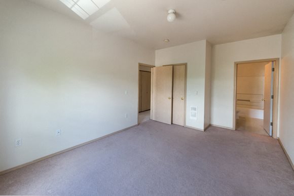 Landmark Apartments Main bedroom en suite
