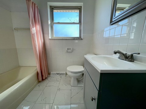 631 Parkwood Drive 3 Beds Apartment for Rent