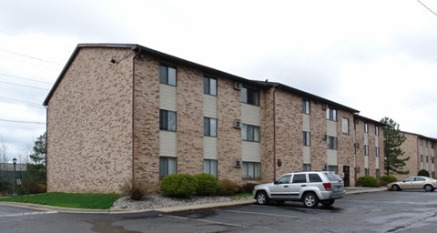 A building with a parking lot in front of it.