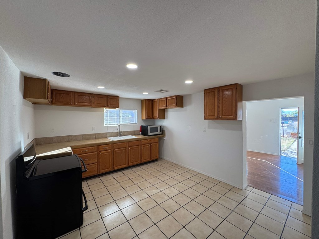 9156 W Garfield St - Large Lot - Close To I-10 - Call Today For Showing! TWO WEEKS FREE!