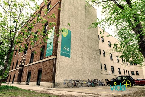 A brick building with a banner that says "Vida" on it.