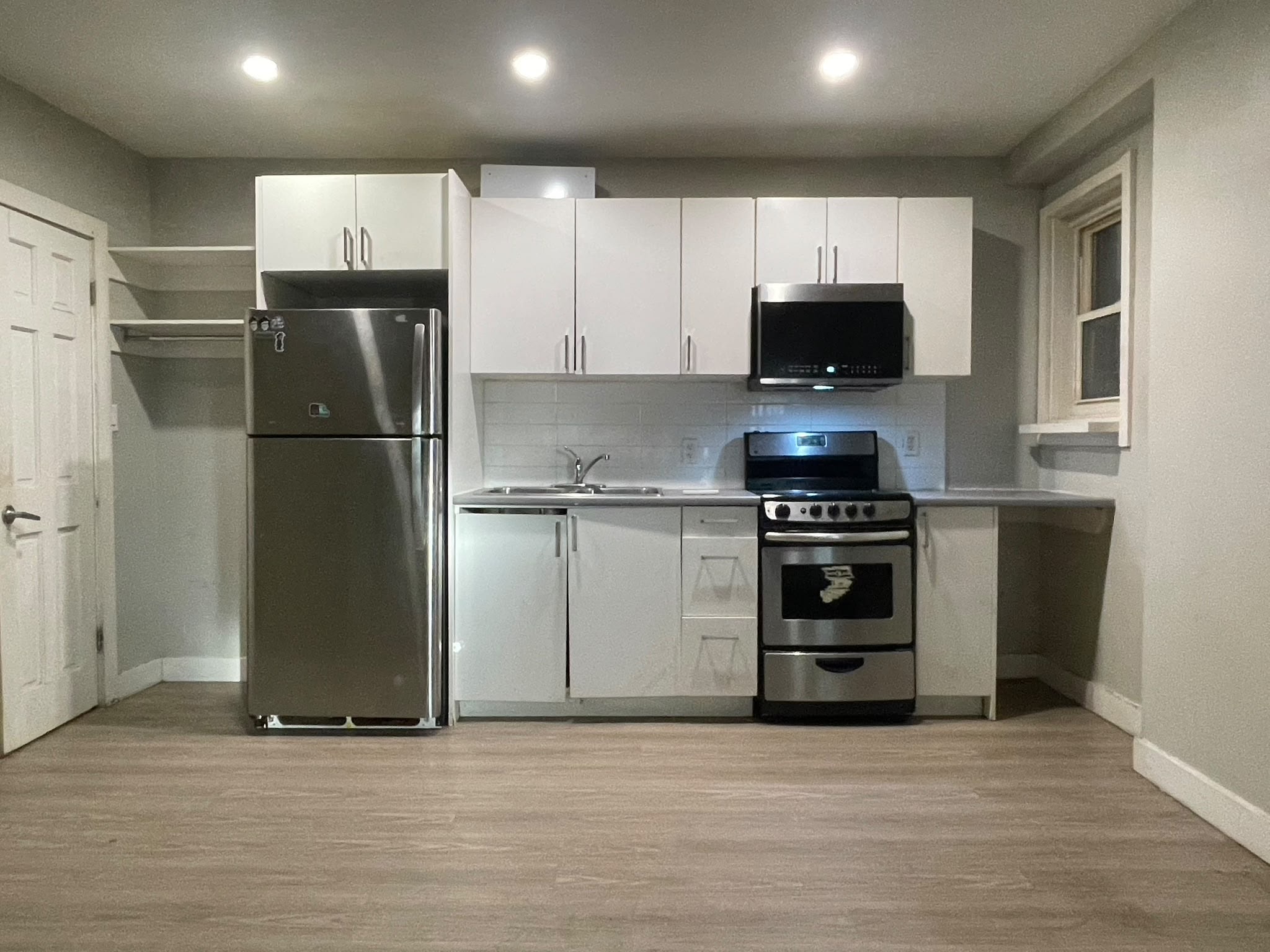 studio apartment - 70 Victoria Avenue South, Hamilton 3
