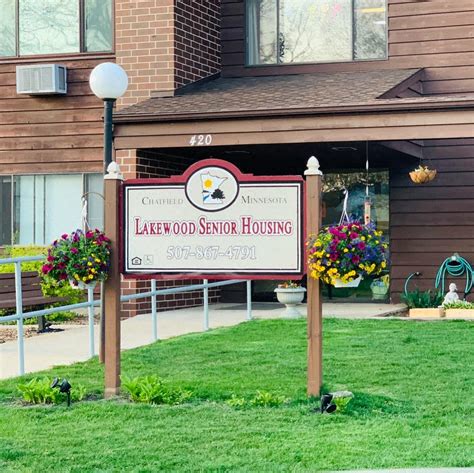 A sign for Lakewood Senior Housing stands in front of a building.