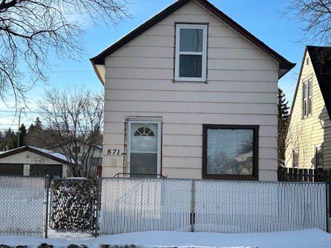 A house with the number 871 on it.