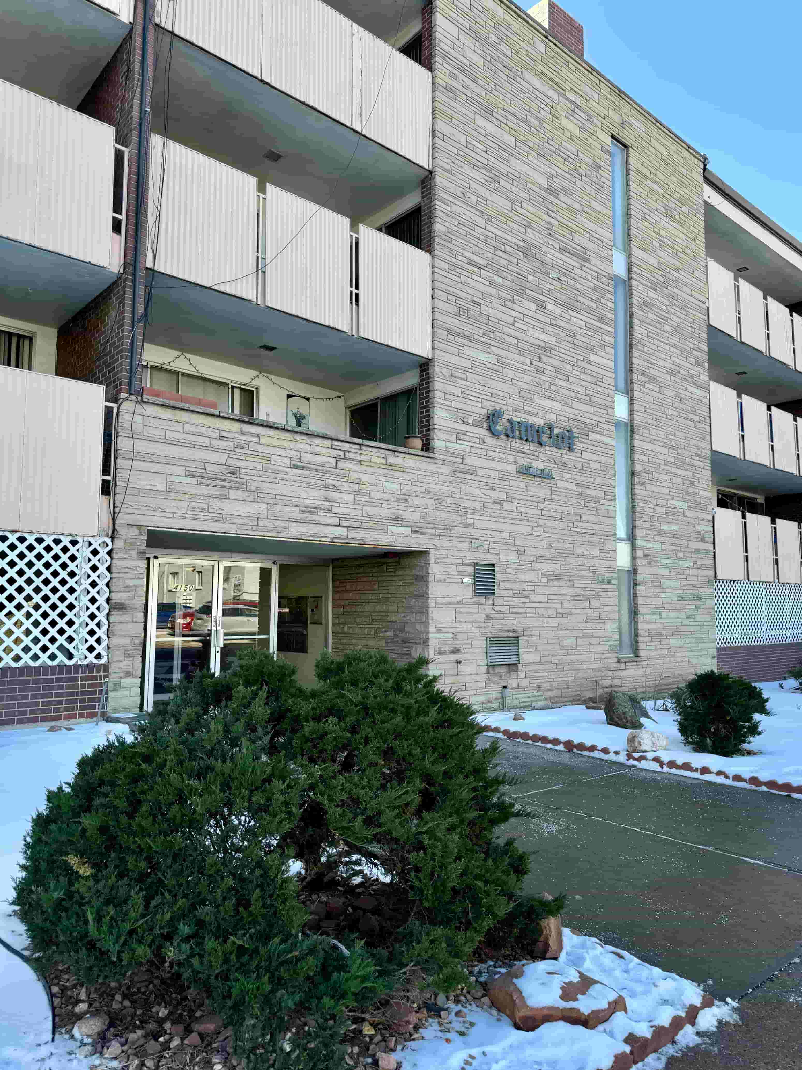 A building with the word "Campbell" on it.