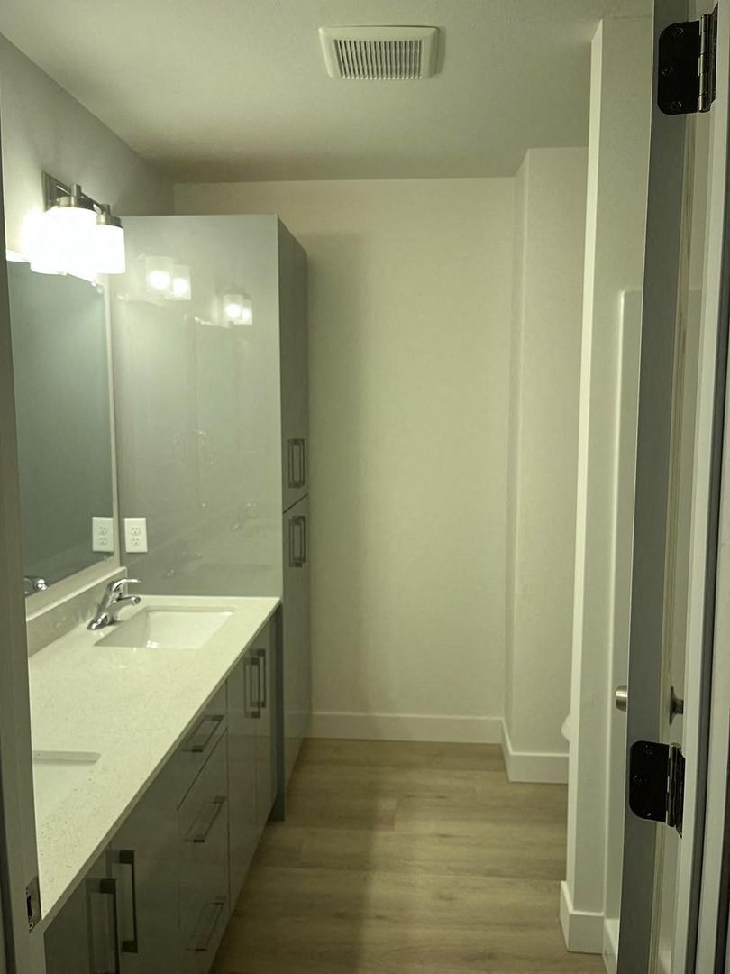 A bathroom with a sink and mirror.