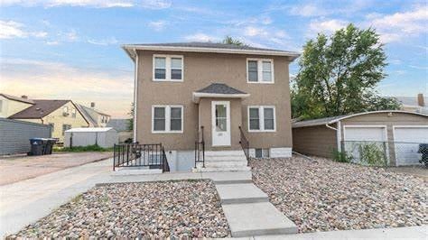 A house with a front yard and a driveway.