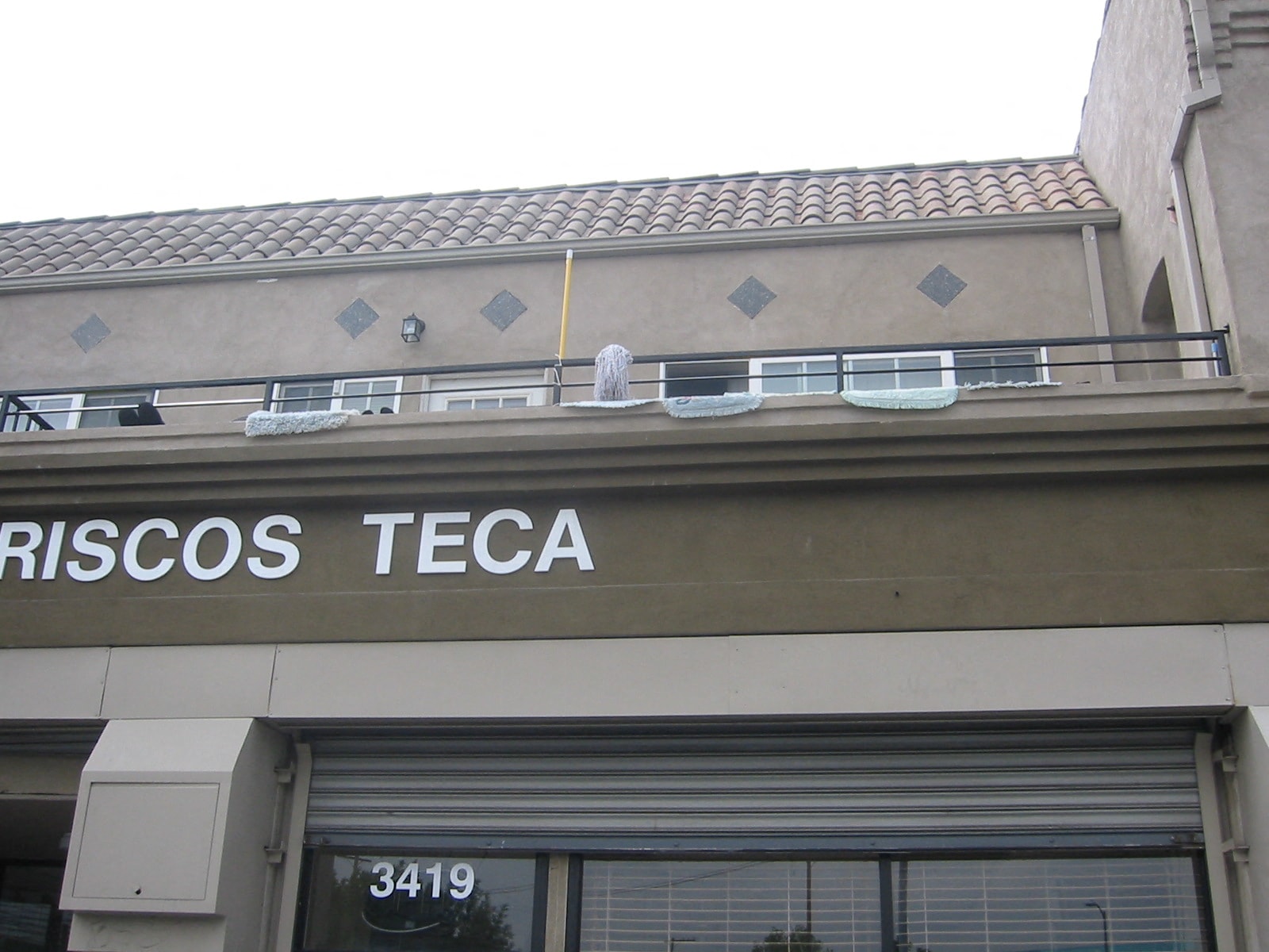 A building with a sign that says "RISCOS TECA" on it.