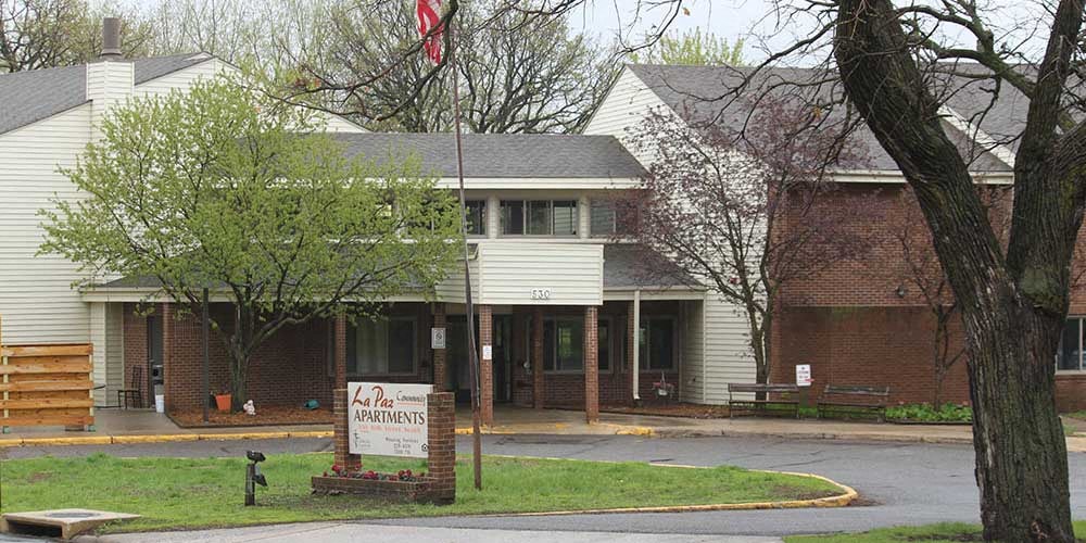 A sign in front of a building that says Laurel Park Apartments.