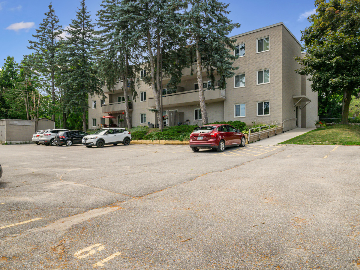 A parking lot with cars and a building in the background.