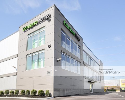 Storage Units for Rent available at 10 Gordon Drive, Syosset, NY 11791