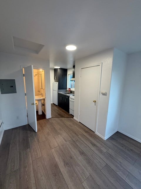 2638 75th Ave Studio-1 Bed Apartment for Rent - Photo Gallery 2