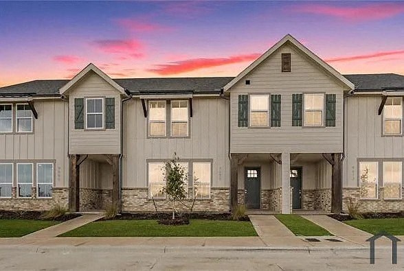 A row of houses with a pathway in front.
