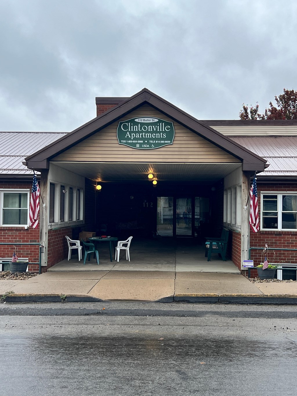 The front of a building with a sign that says Chintonville Apartments.