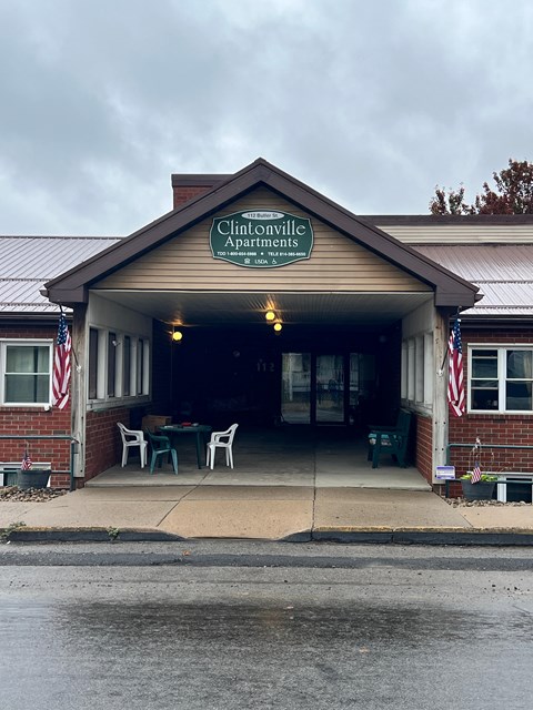 The front of a building with a sign that says Chintonville Apartments.