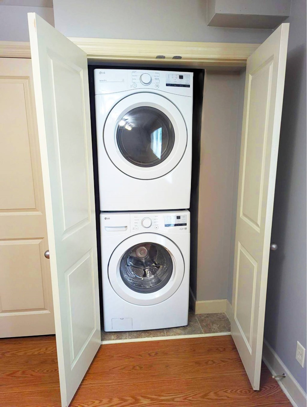 A white washing machine is in a doorway.