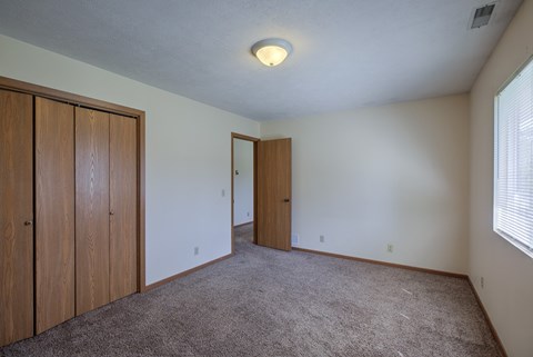 A room with a carpeted floor and a ceiling light.