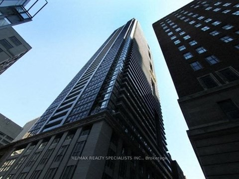 A tall building with the words RE/MAX Realty Specialists Inc. Brokerage on the side.