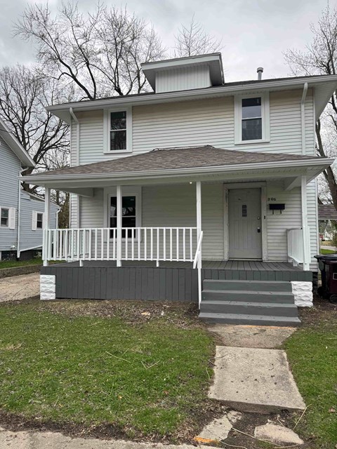 900 East Vine Street 3 Beds Apartment for Rent